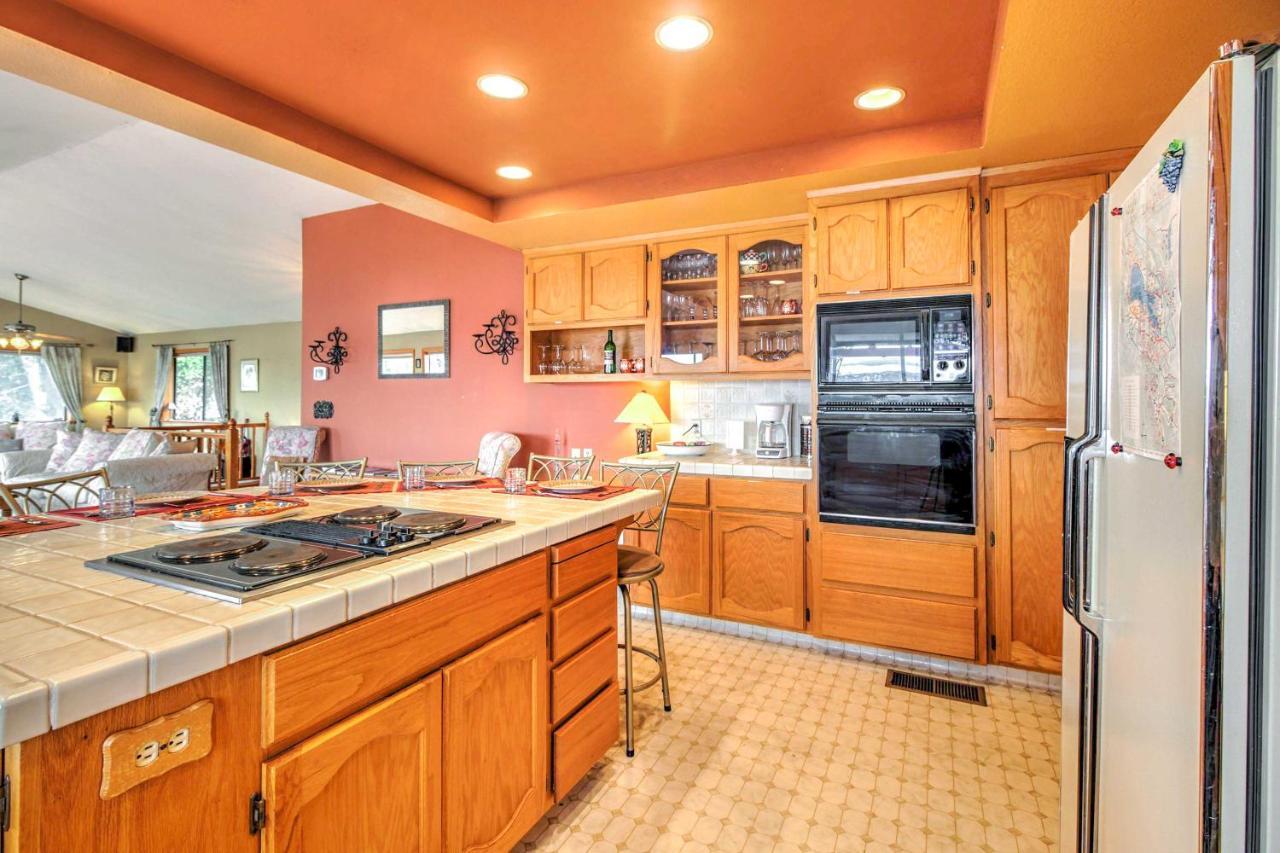 Spacious Kelseyville Home With Large Lakefront Deck! 외부 사진