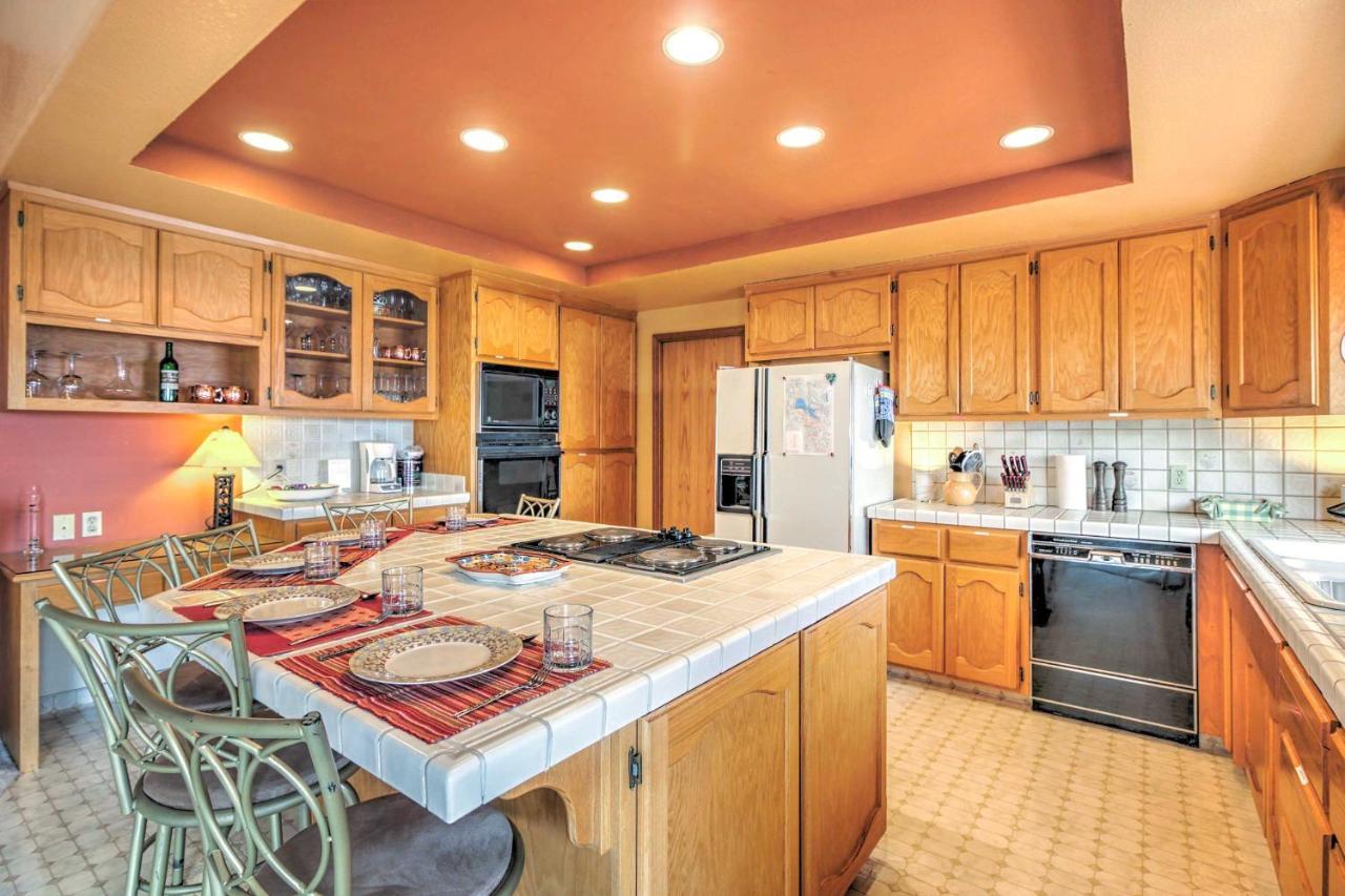 Spacious Kelseyville Home With Large Lakefront Deck! 외부 사진