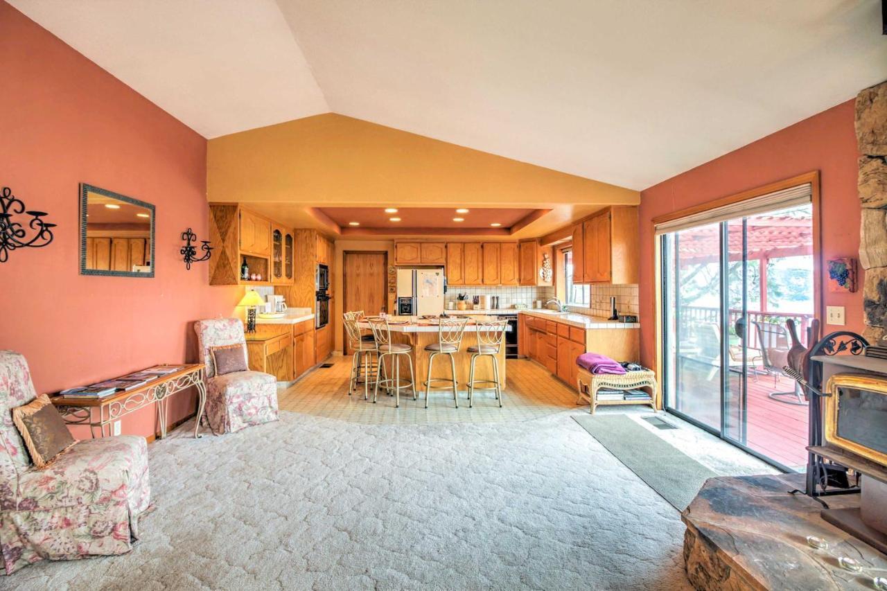 Spacious Kelseyville Home With Large Lakefront Deck! 외부 사진